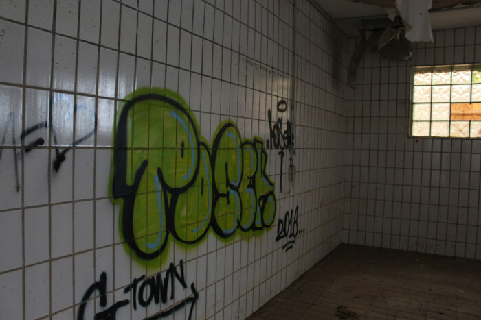 Graffiti in einer Fabrikhalle Graffiti in einer Fabrikhalle