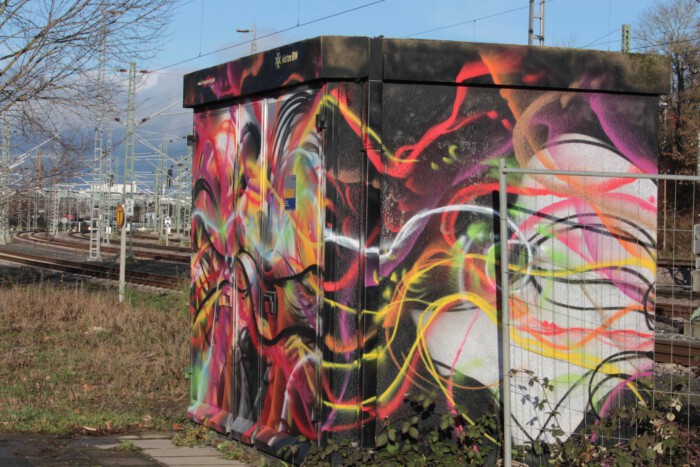 Graffiti an einem Stromhäuschen der Netze-BW am Bahnhof Neckarsulm Graffiti an einem Stromhäuschen der Netze-BW am Bahnhof Neckarsulm